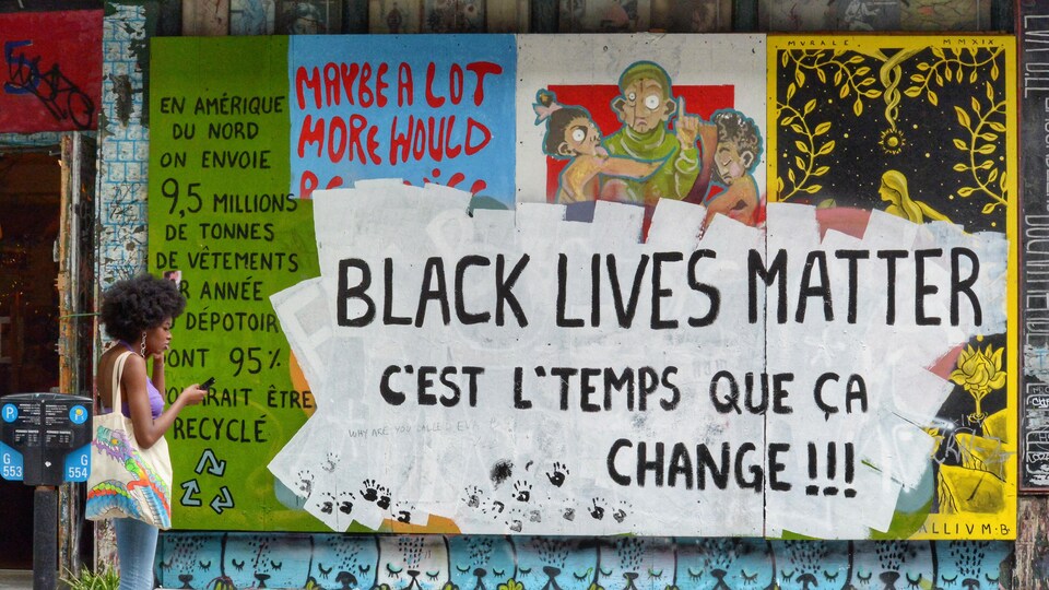  Une murale sur le boulevard Saint-Laurent à Montréal sur laquelle on peut lire : « Black Lives Matter. C'est l'temps que ça change ».