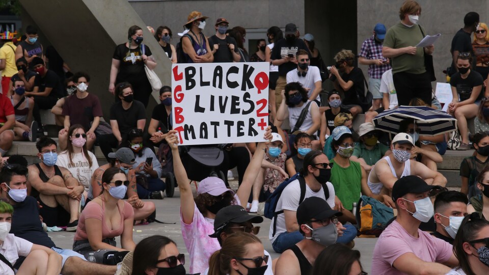 Une manifestation contre le racisme devant l'hôtel de ville de Toronto.