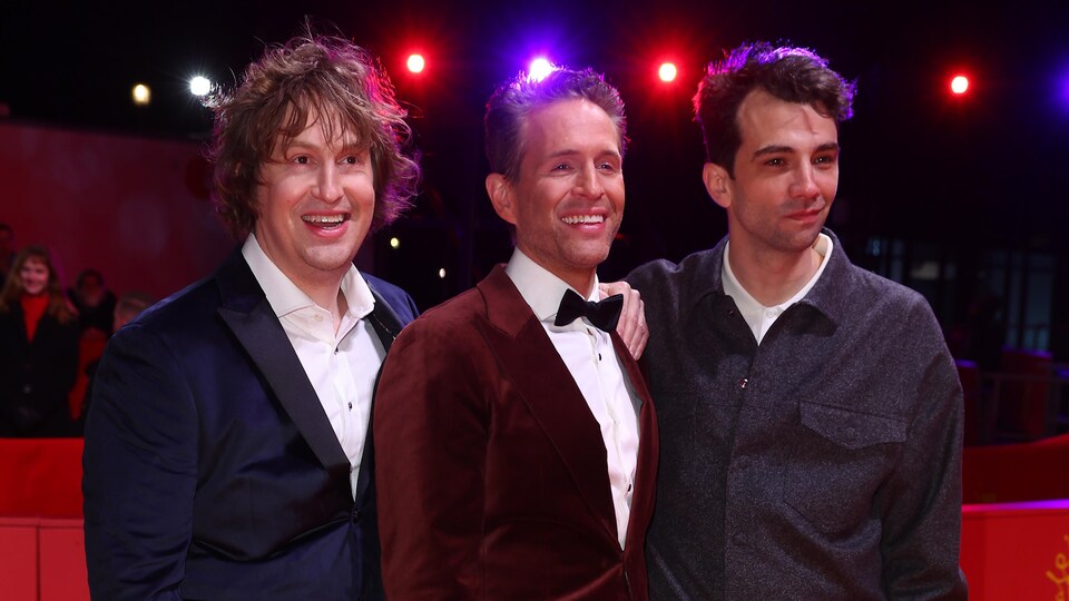 Trois hommes posent côte à côte sur le tapis rouge du festival de Berlin.