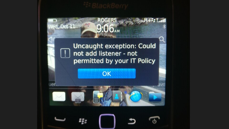 Un appareil Blackberry sur lequel on peut lire un message d'erreur.