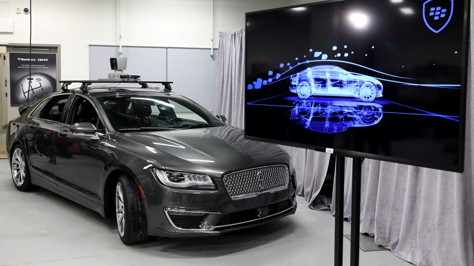 Un écran installé devant une voiture