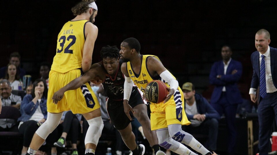 Alain Louis tente de défendre un « pick and roll » sous les encouragements de Charles Dubé-Brais.