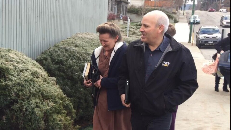 Brandon Blackmore et Gail Blackmore entrent dans l’édifice de la Cour provinciale de Cranbrook en Colombie-Britannique le 22 novembre 2016.