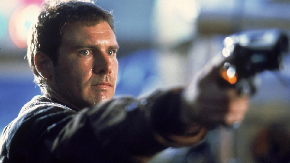 Harrison Ford pointe une arme dans une scène de « Blade Runner »