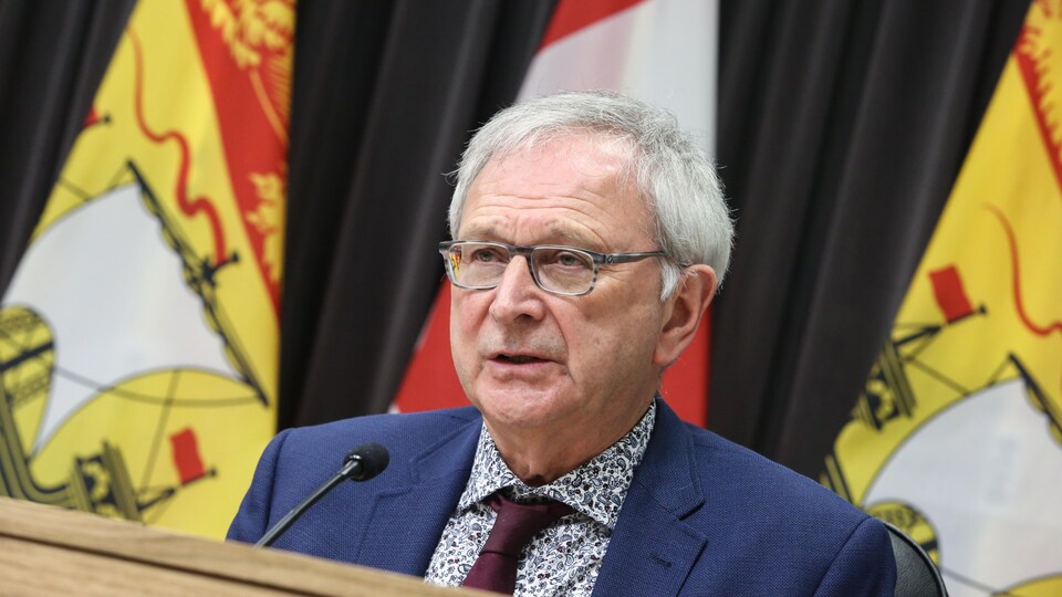 Blaine Higgs assis en conférence de presse.