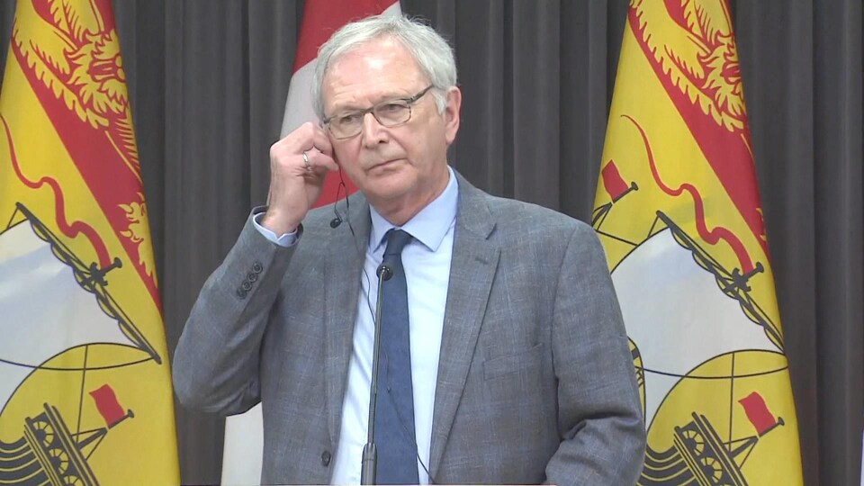 Blaine Higgs place un écouteur dans son oreille droite.