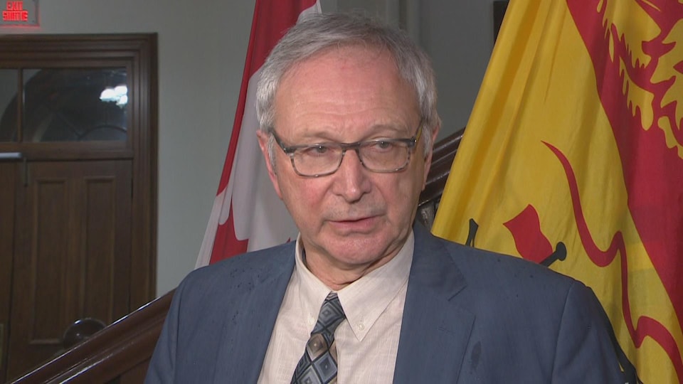 Le premier ministre du Nouveau-Brunswick, Blaine Higgs, annonce la fermeture des écoles publiques de la province par mesure préventive pour limiter la propagation potentielle la COVID-19.