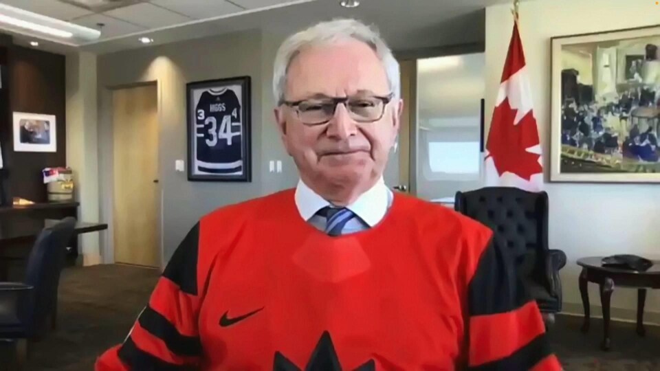 Blaine Higgs par webcam. Assis dans son bureau, il a mis son chandail de hockey rouge d'Équipe Canada par-dessus sa chemise et sa cravate.