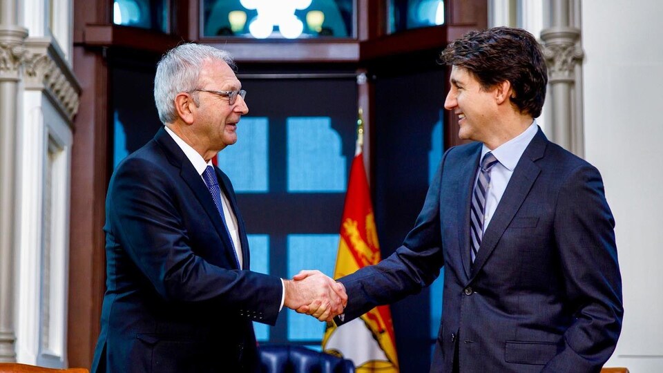 Blaine Higgs et Justin Trudeau se serrent la main.