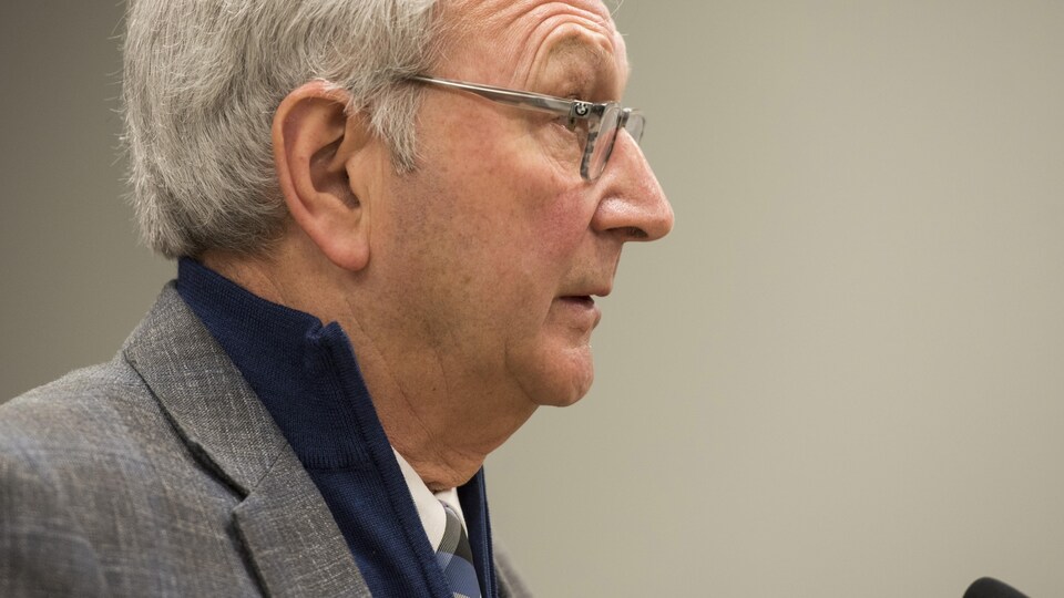 Blaine Higgs de profil lors d'une conférence de presse.