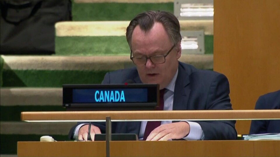 L'ambassadeur Marc-André Blanchard assis au pupitre du Canada à l'ONU.