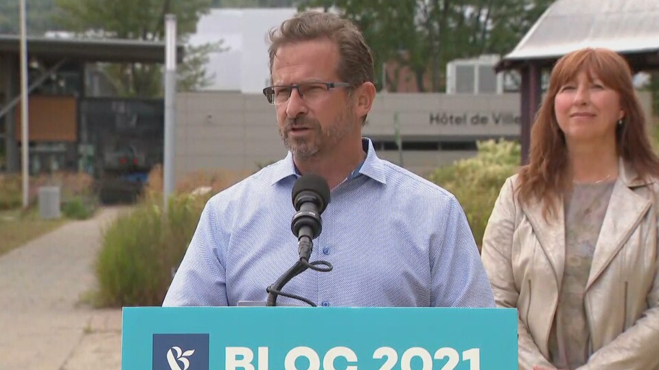 Yves-François Blanchet parle dans un micro à l'extérieur.