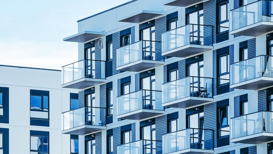 Des balcons d'un immeuble à condominiums moderne.
