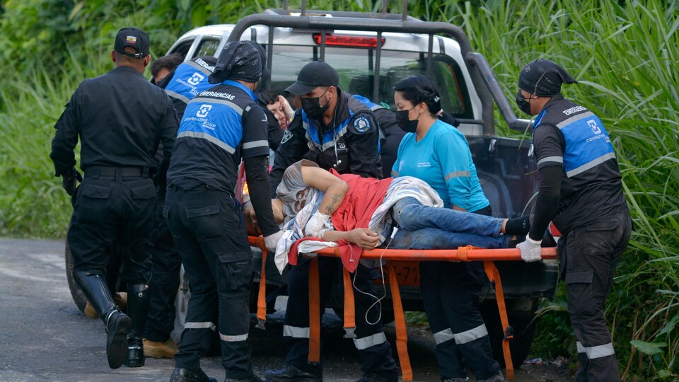 A wounded man moved on a stretcher.