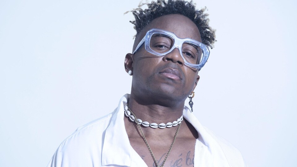 Portrait de l'artiste sur fond blanc. 