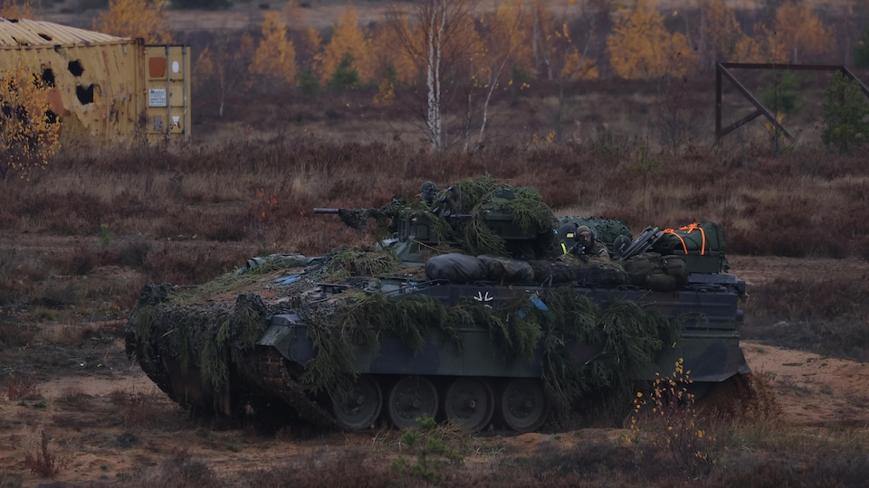 Ein deutscher Mörser-Panzerwagen, der auf dem Schlachtfeld geparkt ist.