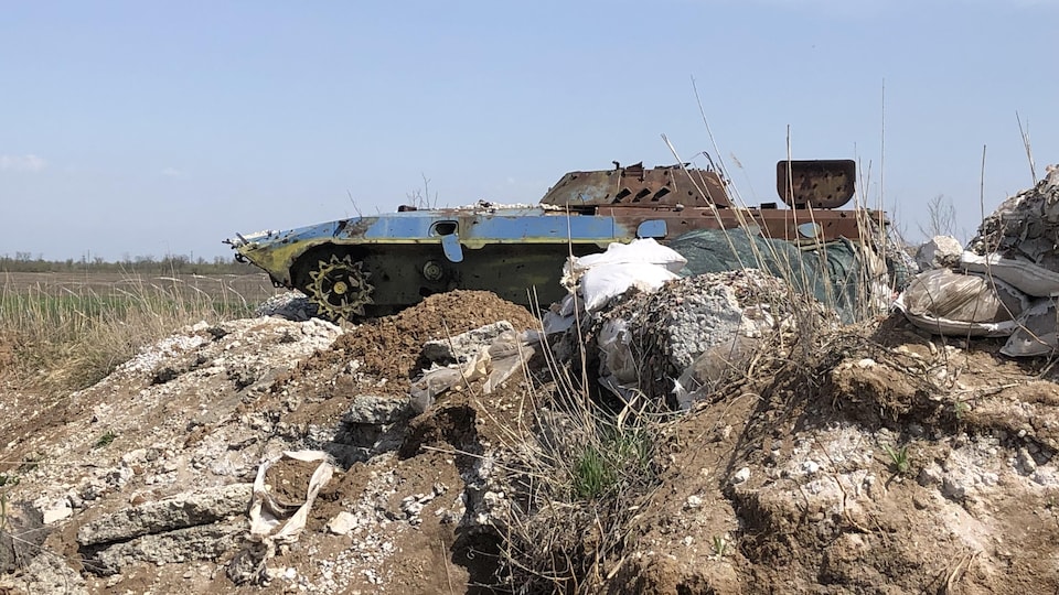 The tank is covered with rust, it has no tracks.