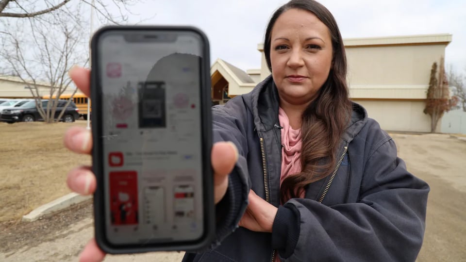 Michelle Dionne tient un téléphone cellulaire sur lequel est ouverte l'application Blip dans le magasin d'applications.