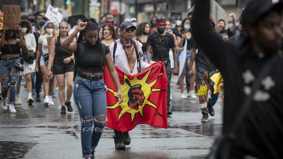Manifestants autochtones lors d'une marche antiracisme en 2020.
