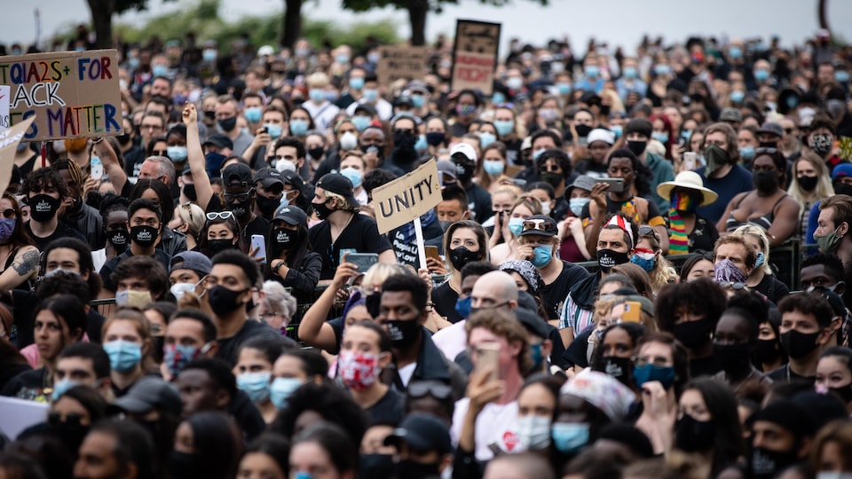 Une foule de personnes portant un masque lors de la manifestation Black Lives Matter à Vancouver.