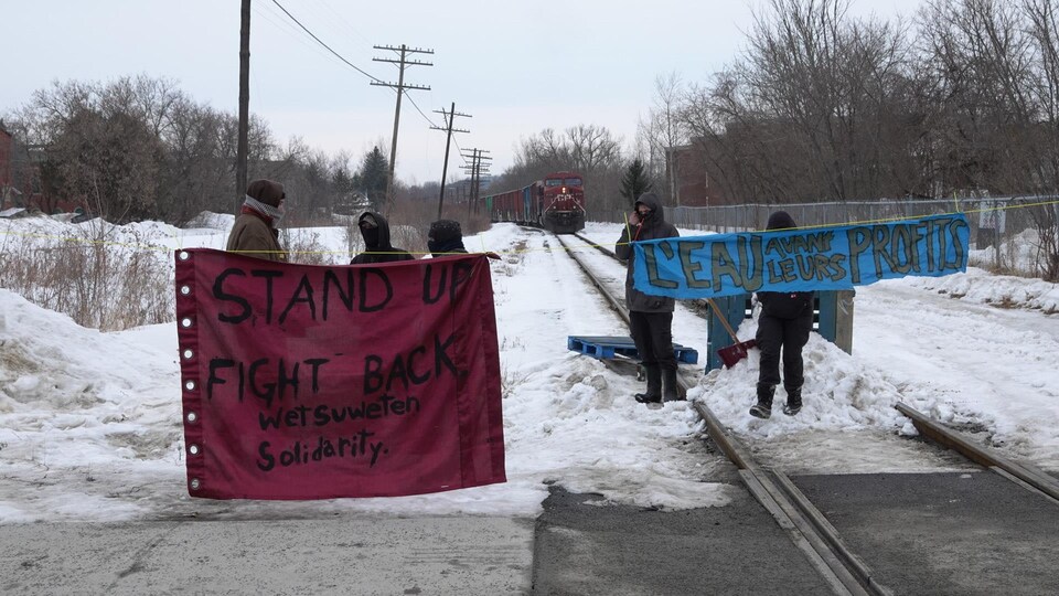 Deux bannières installées par les manifestants.
