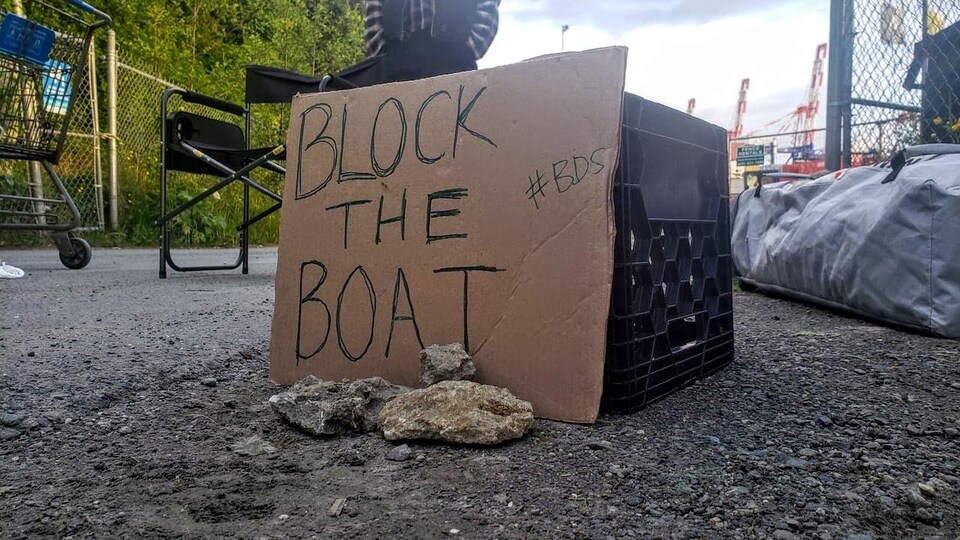 Une affiche devant le port de Prince Rupert sur laquelle est écrit « Block the Boat » (Bloquez le navire).