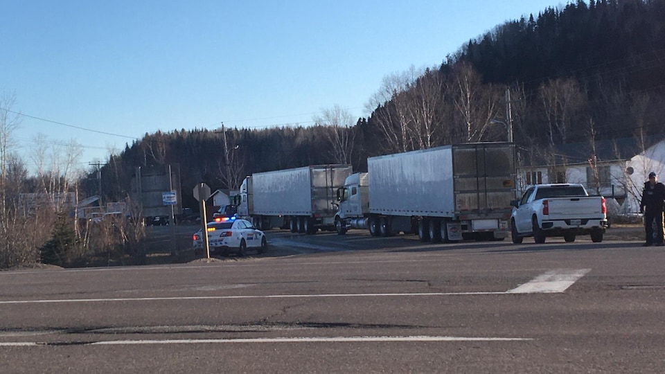 DEux camions bloqué près de la route transcanadienne.