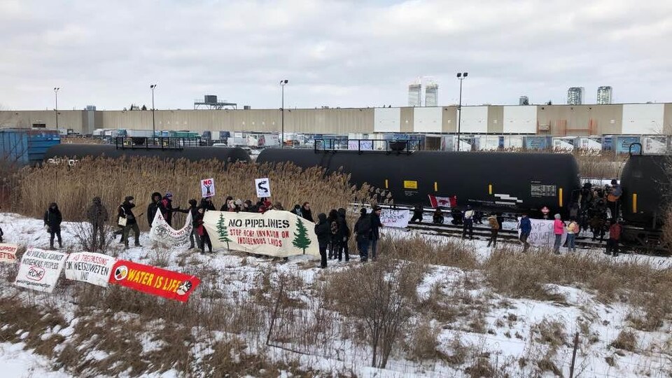 Des manifestants à la gare de triage MacMillan du CN.