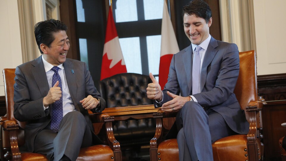 Le premier ministre japonais Shinzo Abe et le premier ministre canadien Justin Trudeau participent à une réunion bilatérale sur la colline du Parlement à Ottawa le dimanche 28 avril 2019.