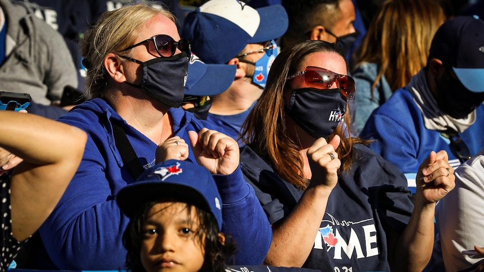 Des partisans encouragent les Blue Jays lors d'un match.