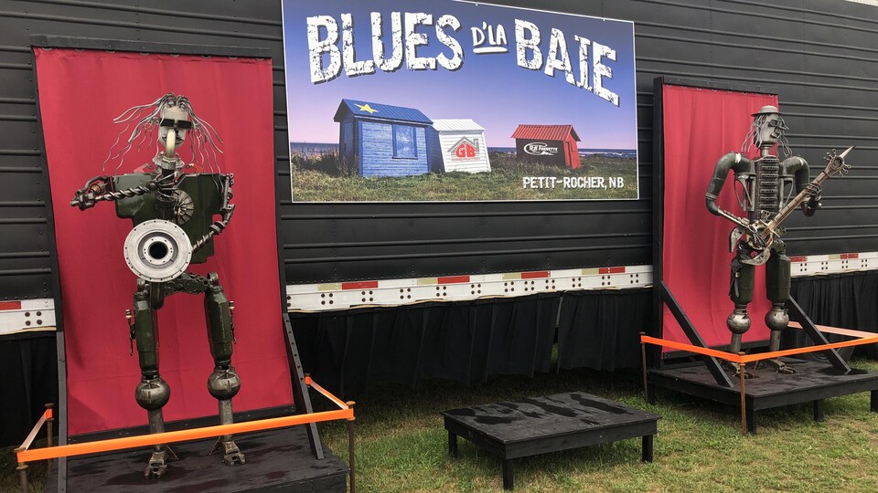 Deux sculptures métalliques à l'extérieur des bureaux du festival personnifient des artistes de blues.
