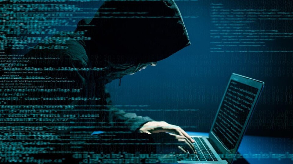 Un pirate informatique utilise un ordinateur. 
