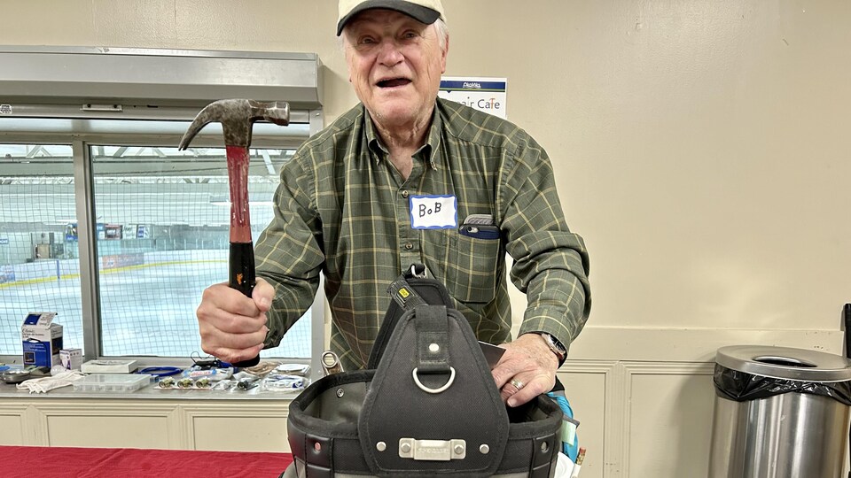 Bob Lechner qui tient un marteau au Repair Cafe en mars 2023.