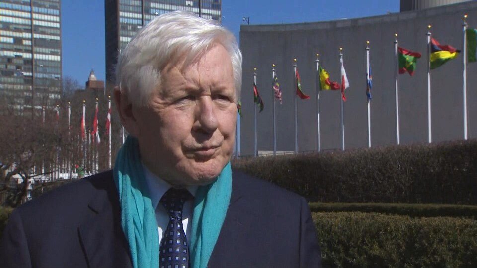 Bob Rae devant l'édifice des Nations unies.