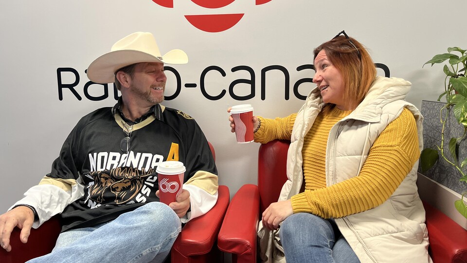Bob Stetson et Karine Lavallée discutent autour d'un café dans les locaux de Radio-Canada à Rouyn-Noranda.