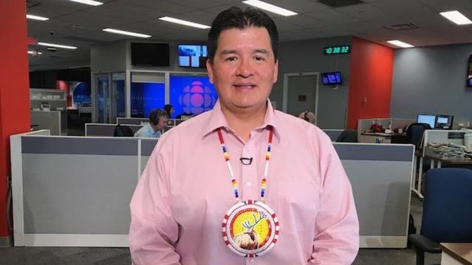 Bobby Cameron en entrevue dans les bureaux de Radio-Canada à Saskatoon.
