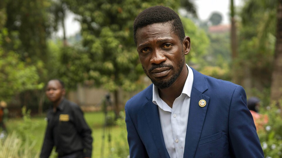 L'opposant politique ougandais Bobi Wine fixe la caméra alors qu'il regagne sa résidence.