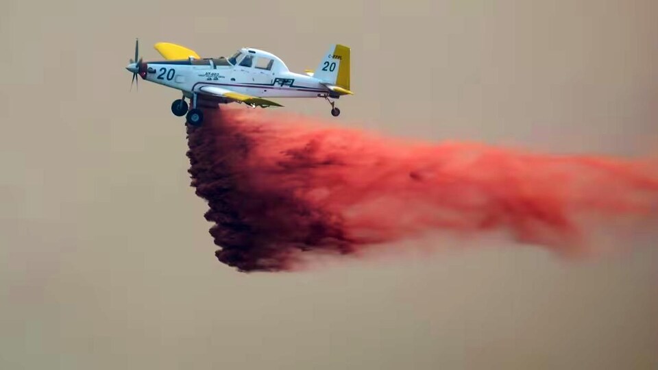 Un petit avion monomoteur en vol.