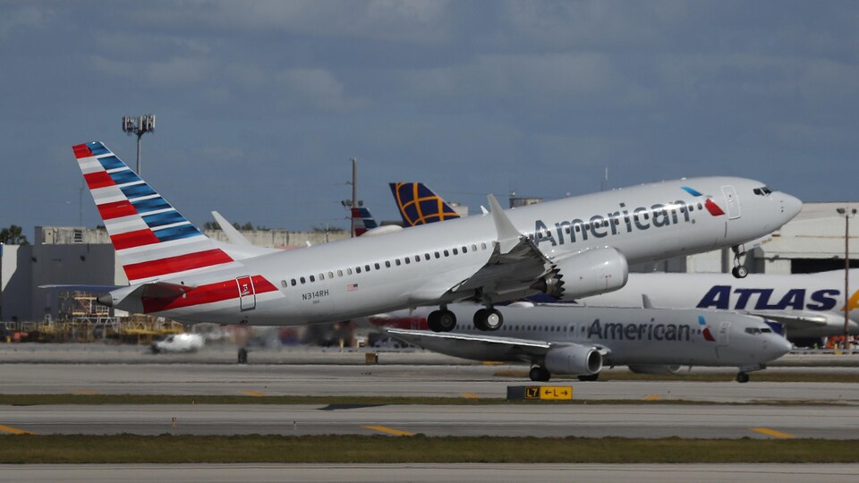 Décollage d'un Boeing 737 Max d'American Airlines.