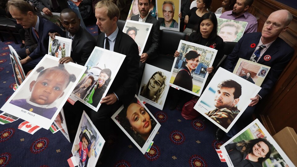 À Washington, des familles endeuillées montrent des photos de leurs proches disparus dans l’écrasement d’un Boeing 737 MAX.
