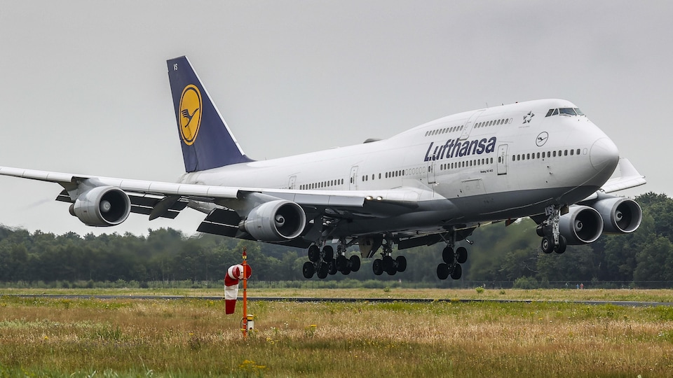 Un appareil du transporteur Lufthansa atterrit.