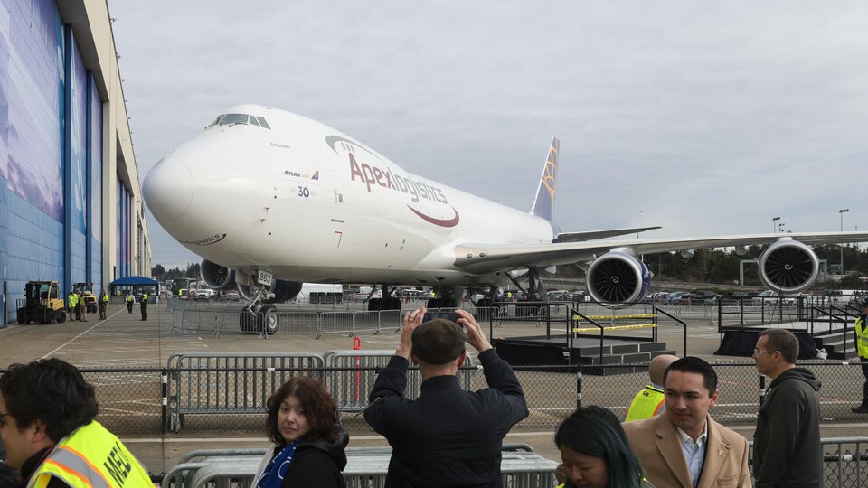 Des gens prennent un Boeing 747 en photo.