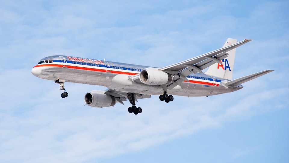 Un Boeing 757 d'American Airlines se prépare à l'atterrissage à l'aéroport O'Hare de Chicago.