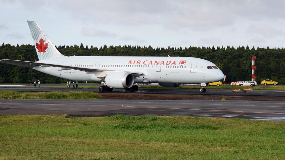 Le Boeing 787 d'Air Canada en train d'être remorqué.