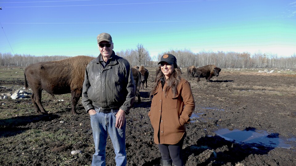 Erin Boily et son beau-père dans un enclos de bisons. 