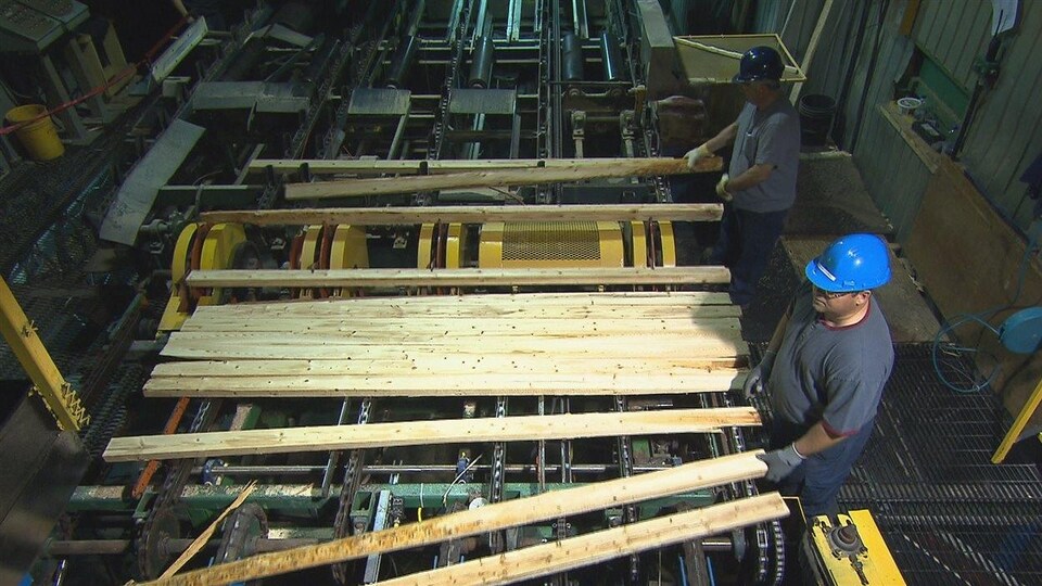 Des employés d'une usine de bois d'oeuvre