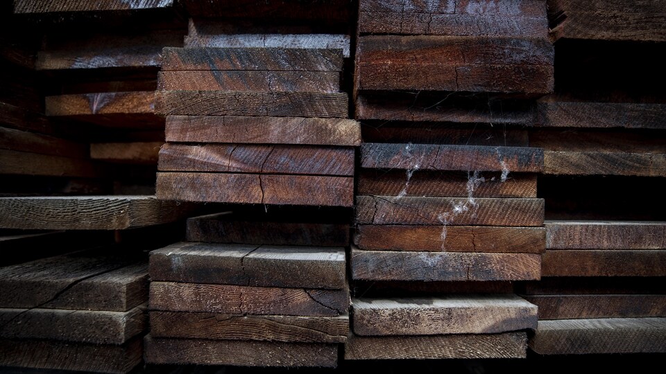 Des planches de bois empilées. 