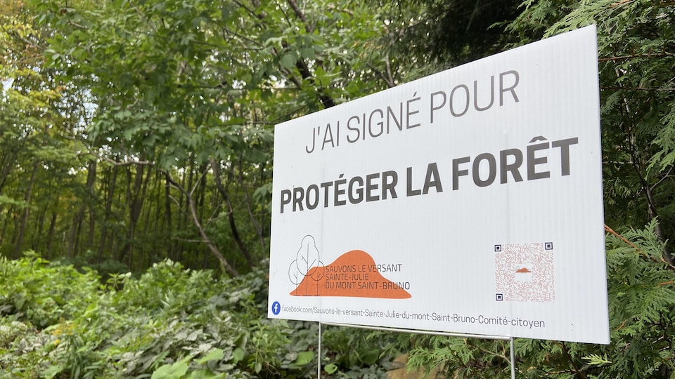 Une pancarte pour la sauvegarde du versant Sainte-Julie du mont Saint-Bruno.