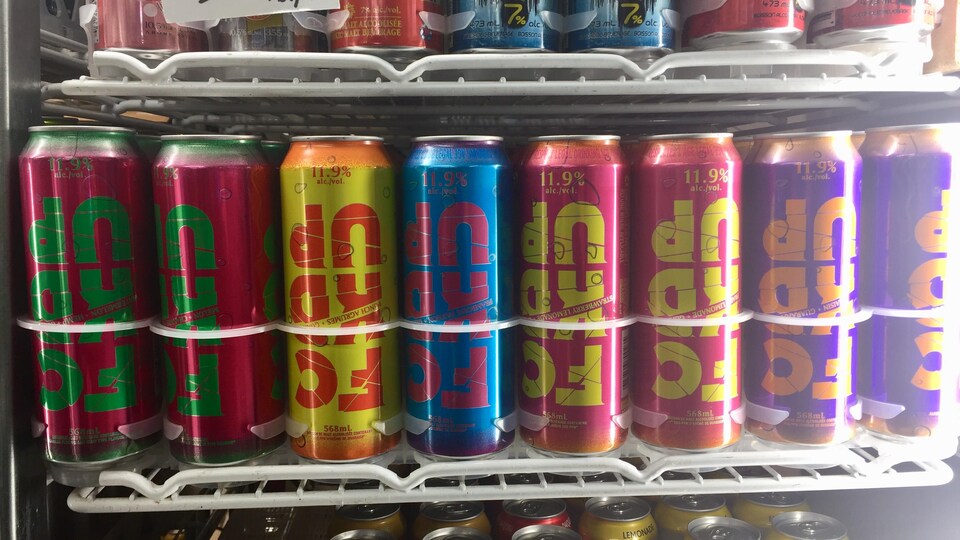 Un étalage de dépanneur montre des boissons énergisantes alcoolisées Fckd Up.