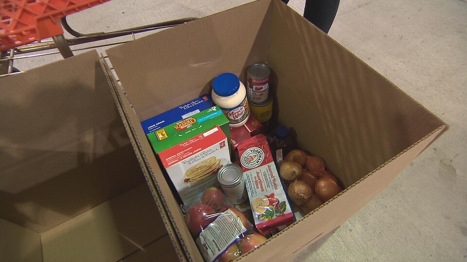 Des aliments dans une boîte en carton.